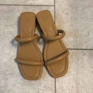 Nude low sandal